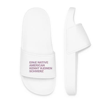 SATIRE WOKE : Un Indien ne connaît pas la douleur - Claquettes Femme - blanc - Devant
