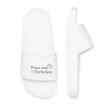 Peace over Perfection Gelassenheit & Herz - Frauen Badelatschen - Weiß - Vorne