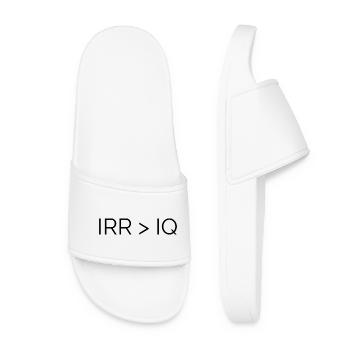 IRR > IQ T shirt für alle Finance Bros - Frauen Badelatschen - Weiß - Vorne
