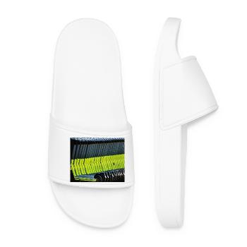 Trottinettes électriques vert néon garées dans la rangée - Claquettes Femme - blanc - Devant