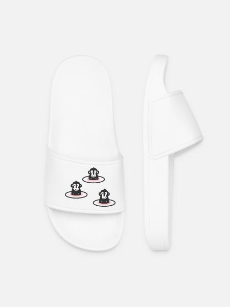 Three Japanese snow monkeys l macaques in onsen l pink - Women’s Pool Sliders - white