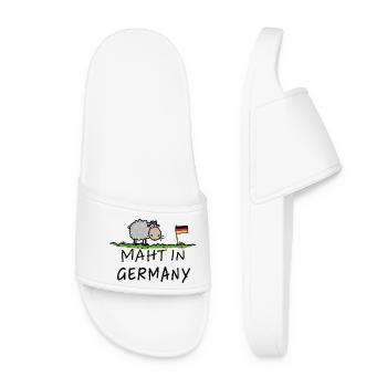 Mäht in Germany – Schaf Wortspiel Geschenk Baby - Frauen Badelatschen - Weiß - Vorne