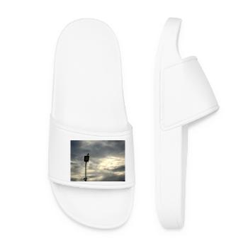 Un oiseau sur un lampadaire sous les nuages - Claquettes Femme - blanc - Devant