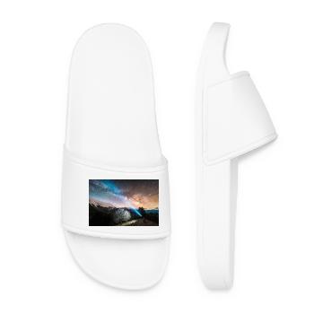 Man standing on field gazing the milky way - Women’s Pool Sliders - white - Front