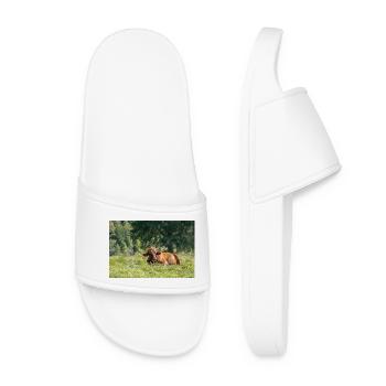Alpine idyll: Cow on Bavarian alpine pasture - Women’s Pool Sliders - white - Front