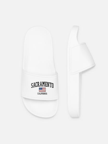 Sacramento California USA Graphic with Flag - Women’s Pool Sliders - white