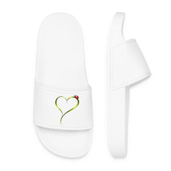 Ladybug on heart made of grass blade - Women’s Pool Sliders - white - Front