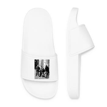 Seniors on the wall: a city meeting - Women’s Pool Sliders - white - Front