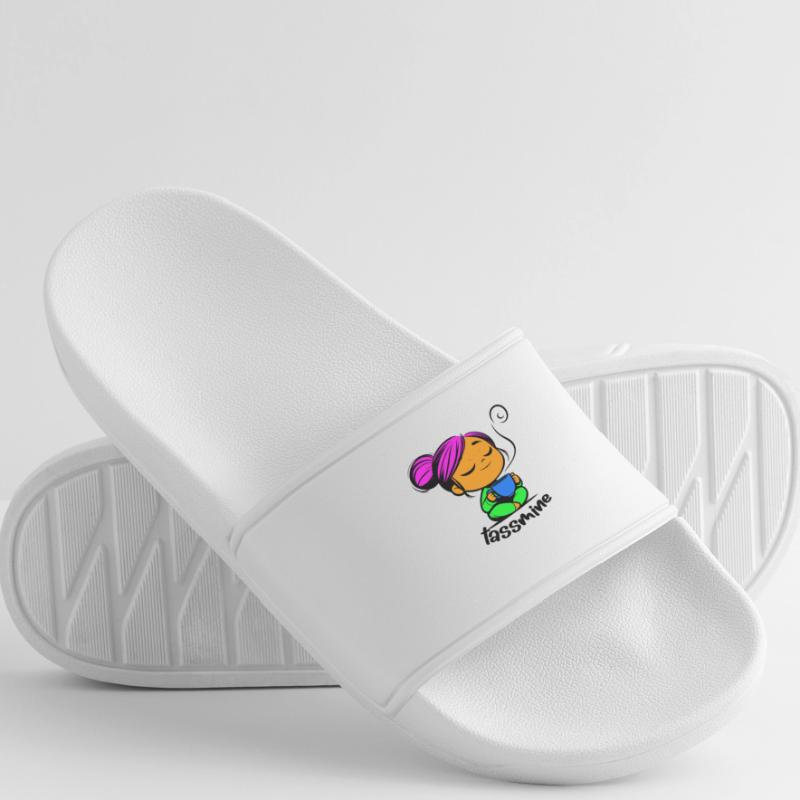 Tassmine enspannt mit einer Tasse Tee oder Kaffee Frauen Badelatschen