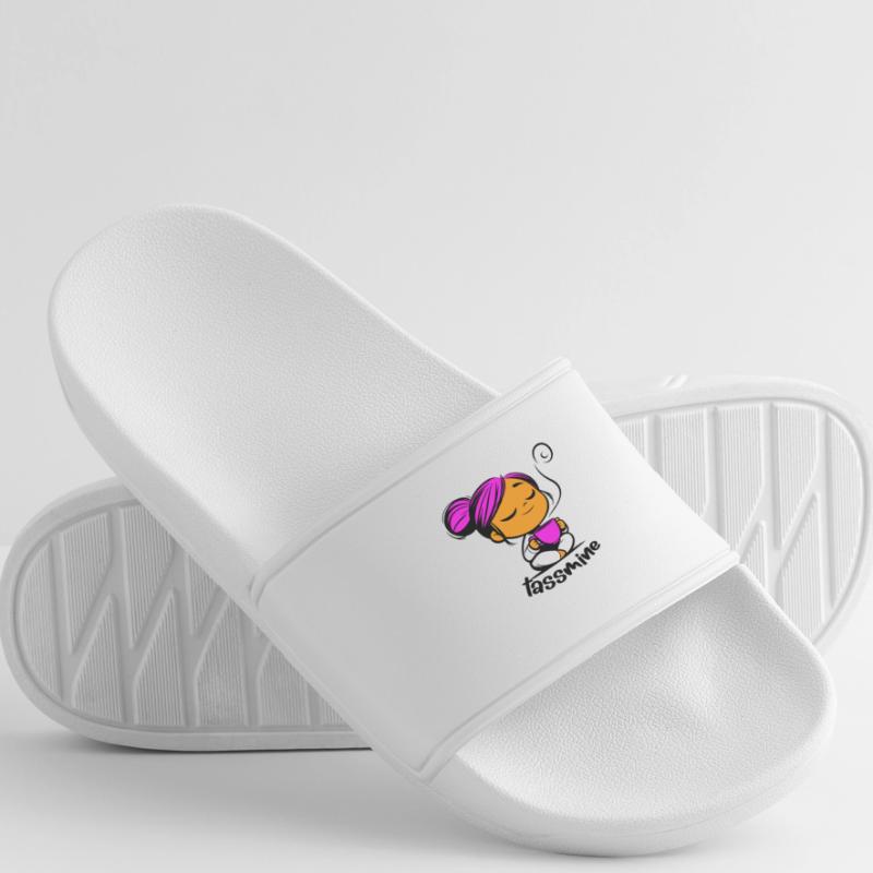 Tassmine enspannt mit einer Tasse Tee oder Kaffee Frauen Badelatschen