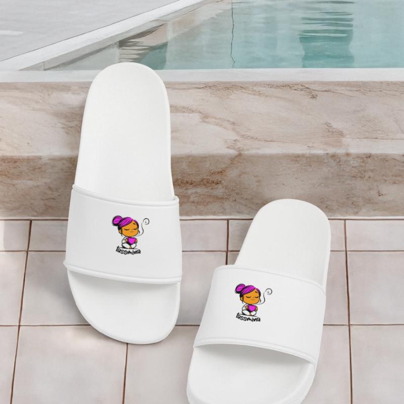 Tassmina enspannt mit einer Tasse Tee oder Kaffee Frauen Badelatschen