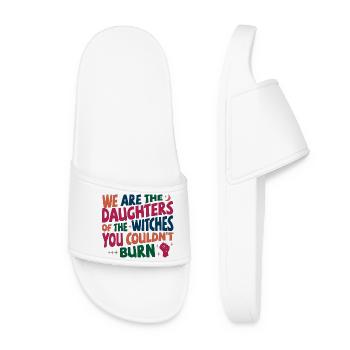 Nous sommes les filles des sorcières que tu n’as pas pu brûler - Claquettes Femme - blanc - Devant