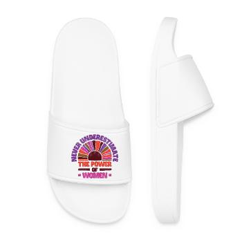 Never underestimate the power of women - bunt - Women’s Pool Sliders - white - Front