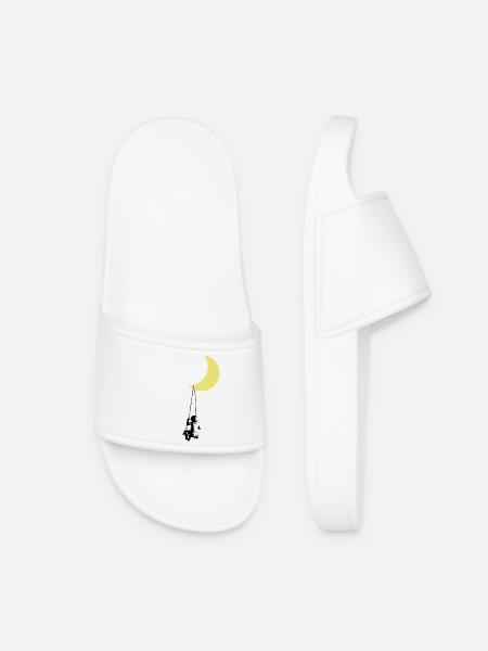 Un tout-petit se balançant sous l’art urbain de la lune - Claquettes Femme - blanc