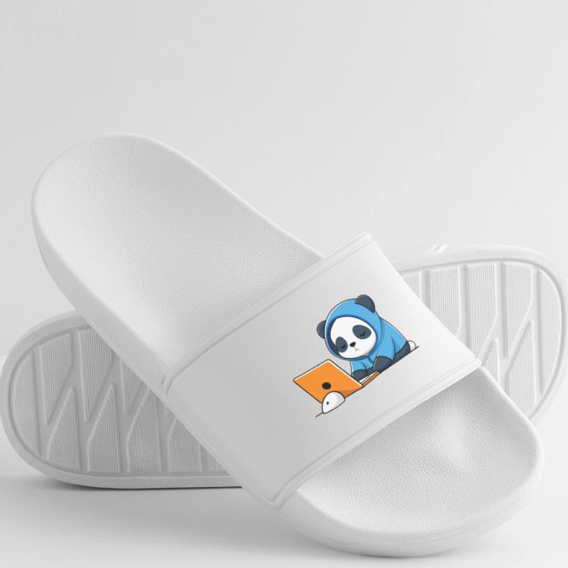 Le mignon hacker Panda dort dans un sweat à capuche devant le PC Claquettes Femme