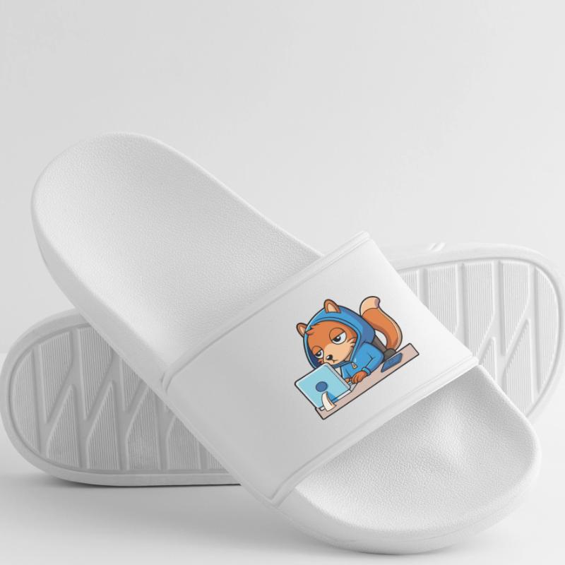 Mignon hacker écureuil dans un sweat à capuche devant le PC Claquettes Femme