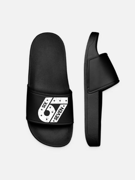 Six Seven 67 Vintage College Number Meme - Frauen Badelatschen - Schwarz