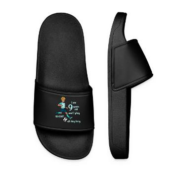 Un garçon tire au football - J’ai 9 ans - Claquettes Femme - noir - Devant