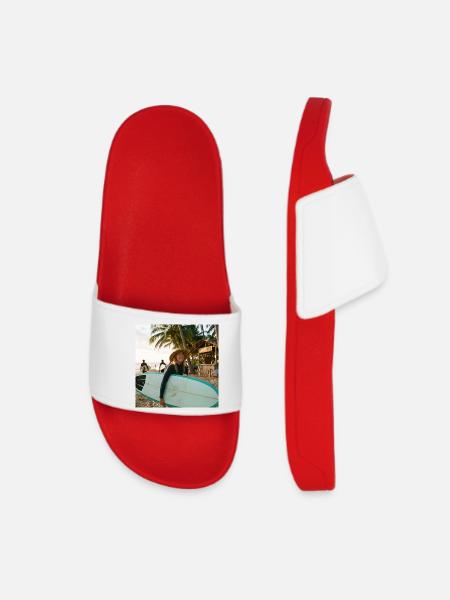 Beach surfer with surfboard - Women’s Pool Sliders - red