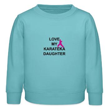 LOVE MY KARATEKA DAUGHTER (Farbakzent) - Kinder Organic Sweatshirt Mini Changer von Stanley/Stella - Pastelltürkis - Vorne - AI Model Kid Female (0cm)