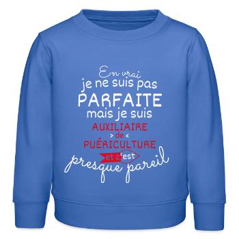 Pas parfaite mais auxiliaire de puériculture - Sweat enfant bio Stanley/Stella - carolina blue - Devant - AI Model Kid Female (0cm)