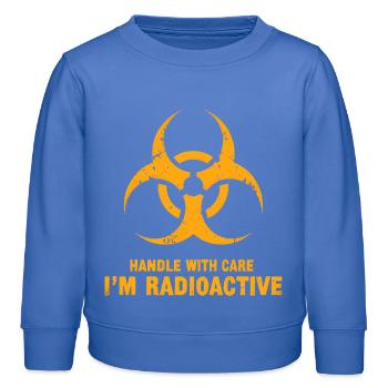 Handle with Care, I'm Radioactive - Kinder Organic Sweatshirt Mini Changer von Stanley/Stella - carolina Blue - Vorne - AI Model Kid Female (0cm)