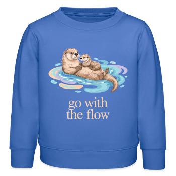 La famille de la loutre se laisse porter - Sweat enfant bio Stanley/Stella - carolina blue - Devant - AI Model Kid Female (0cm)