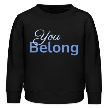 You Belong Typografie Design minimalistisch - Kinder Organic Sweatshirt Mini Changer von Stanley/Stella - Schwarz - Vorne - AI Model Kid Male (0cm)