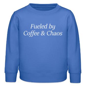 Fueled by coffee and chaos mama geschenk - Kinder Organic Sweatshirt Mini Changer von Stanley/Stella - carolina Blue - Vorne - AI Model Kid Female (0cm)