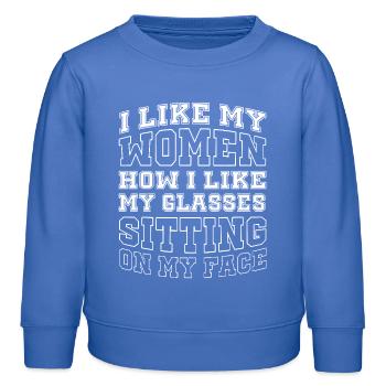Frauen Sitzen Auf Meinem Gesicht Eine Provokante - Kinder Organic Sweatshirt Mini Changer von Stanley/Stella - carolina Blue - Vorne - AI Model Kid Female (0cm)