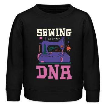 La couture est dans mon ADN Motif de tailleur drôle - Sweat enfant bio Stanley/Stella - noir - Devant - AI Model Kid Male (0cm)