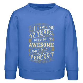 47. Geburtstag - Kinder Organic Sweatshirt Mini Changer von Stanley/Stella - carolina Blue - Vorne - AI Model Kid Female (0cm)