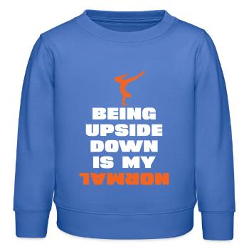 Upside Down Ist Mein Normal - Kinder Organic Sweatshirt Mini Changer von Stanley/Stella - carolina Blue - Vorne - AI Model Kid Female (0cm)