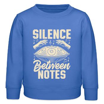 Silence Between Notes - Kinder Organic Sweatshirt Mini Changer von Stanley/Stella - carolina Blue - Vorne - AI Model Kid Female (0cm)