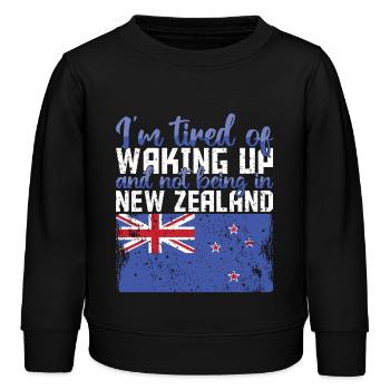 Müde vom Aufwachen ohne Neuseeland zu sein - Kinder Organic Sweatshirt Mini Changer von Stanley/Stella - Schwarz - Vorne - AI Model Kid Male (0cm)