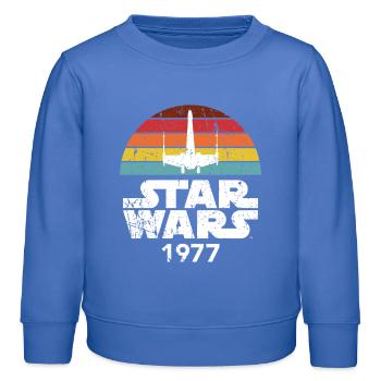 Star Wars Schriftzug 1977 Mit Raumschiff Retro - Kinder Organic Sweatshirt Mini Changer von Stanley/Stella - carolina Blue - Vorne - AI Model Kid Female (0cm)