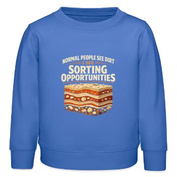 Dreck? Nein, Sortierchance | Geologie Humor - Kinder Organic Sweatshirt Mini Changer von Stanley/Stella - carolina Blue - Vorne - AI Model Kid Female (0cm)