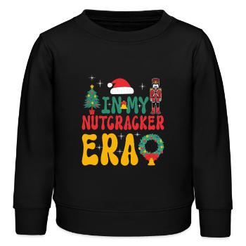 Weihnachten Xmas Spruch In My Nutcracker Era - Kinder Organic Sweatshirt Mini Changer von Stanley/Stella - Schwarz - Vorne - AI Model Kid Male (0cm)