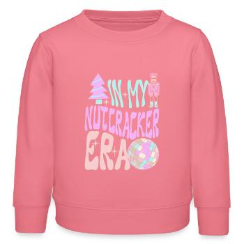 Weihnachten Xmas Spruch In My Nutcracker Era - Kinder Organic Sweatshirt Mini Changer von Stanley/Stella - Pink  - Vorne - AI Model Kid Female (0cm)