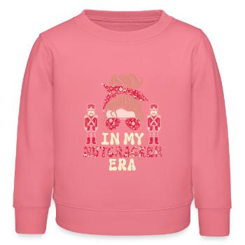 Weihnachten Xmas Spruch In My Nutcracker Era - Kinder Organic Sweatshirt Mini Changer von Stanley/Stella - Pink  - Vorne - AI Model Kid Female (0cm)