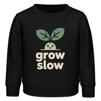 Grow Slow – Pflanzensprössling - Kinder Organic Sweatshirt Mini Changer von Stanley/Stella - Schwarz - Vorne - AI Model Kid Male (0cm)