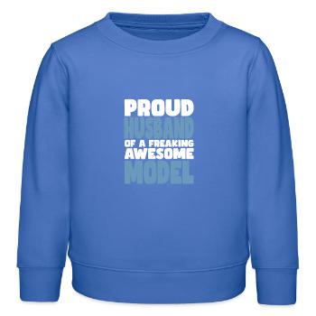 Fière épouse d’un sacré bon mannequin - Sweat enfant bio Stanley/Stella - carolina blue - Devant - AI Model Kid Female (0cm)