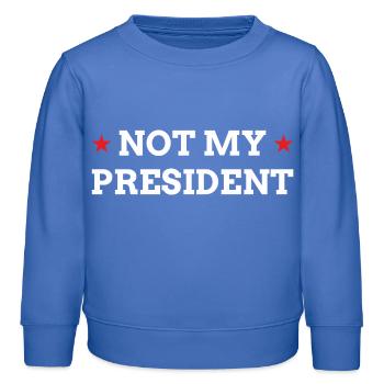 NOT MY PRESIDENT - Sweat enfant bio Stanley/Stella - carolina blue - Devant - AI Model Kid Female (0cm)