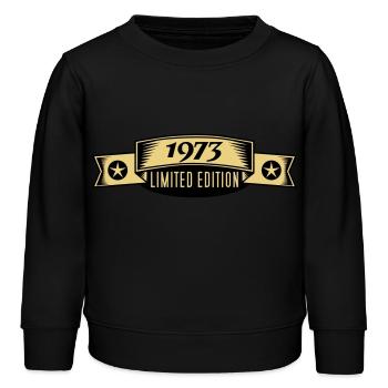 1973 - Kinder Organic Sweatshirt Mini Changer von Stanley/Stella - Schwarz - Vorne - AI Model Kid Male (0cm)