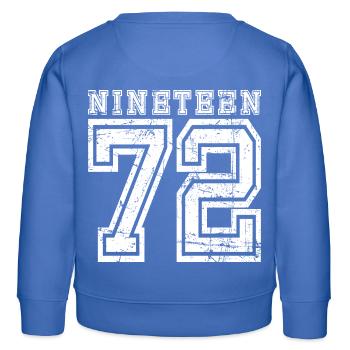 1972 NINETEEN - Sweat enfant bio Stanley/Stella - carolina blue - Dos - AI Model Kid Female (0cm)