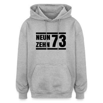 Neunzehn73 /1973 / Jahrgang / Geburtsjahr - Oversized Unisex Hoodie - Grau meliert - Vorne - Noah (186cm)