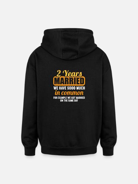 Vi har meget til fælles 2. bryllupsdag - Oversize unisex hoodie - sort