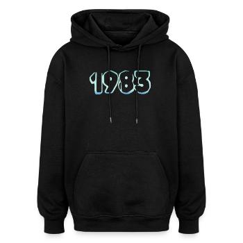 1983 1983 - Oversized Unisex Hoodie - Schwarz - Vorne - Noah (186cm)