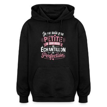 Ich bin kein kleines Beispiel für Perfektion - Oversized Unisex Hoodie - Schwarz - Vorne - Noah (186cm)