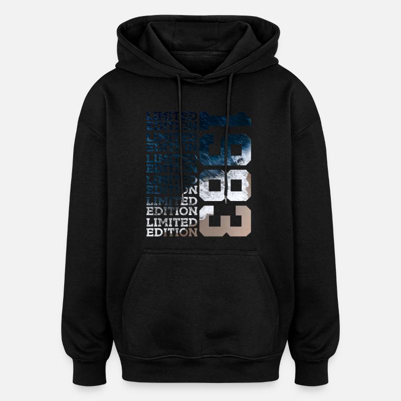 BEGRÄNSAD UPLAGE 1983 43 ÅR 43 ÅRSDAG - Oversized luvtröja unisex - svart